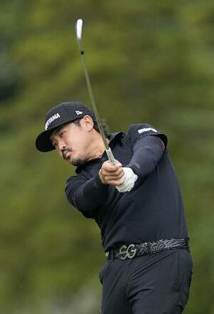 第3日、15番でショットを放つ佐藤大平。通算16アンダーで首位=成田ヒルズCC