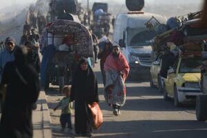 パレスチナ自治区ガザ北部へのイスラエルの攻撃を受け、南部に向けて徒歩で退避する人々=18日(ゲッティ=共同)