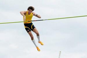 　男子棒高跳びで６メートル００をマークするアルマント・デュプランティス＝チューリヒ（共同）