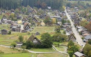 世界遺産に登録されている白川郷の合掌造り集落=2019年10月、岐阜県白川村