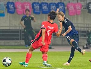 日本―韓国 前半、先制ゴールを決める成宮(右)=華城(共同)