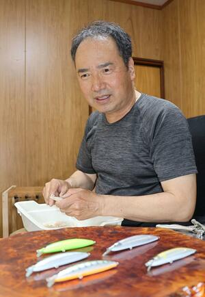 一つ一つ手作業でルアーを制作する名和英明さん=佐渡市新穂地区