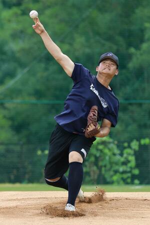 投球練習を行う宮田塁翔=兵庫県宝塚市