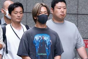 　移送される榎本悠人容疑者（中央）＝１１日午後６時９分、ＪＲ東京駅