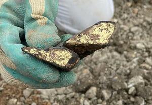 京都市伏見区の指月城跡から出土した金箔瓦の破片=1月(同市文化財保護課提供)