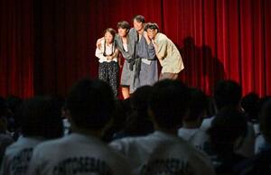 東京・千登世橋中で上演された舞台「沖縄戦と平和劇」