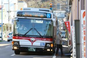 見附市の本町商店街とJR長岡駅を結ぶバス。昔から見附市と長岡市のつながりは深い=見附市