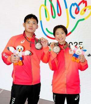 　メダルを手に記念撮影に応じる男子７３キロ級の蒲生和麻（左）と女子５２キロ級の岸野文音＝東京武道館