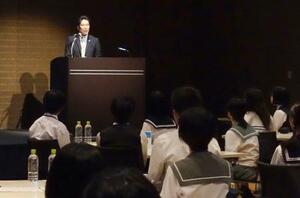 拉致問題に関する「中学生サミット」で講演する拉致被害者家族会の横田拓也代表=8日午前、東京都内