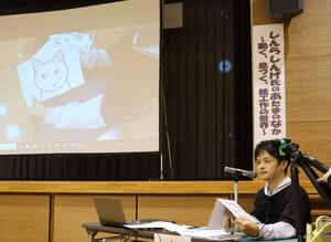 動く紙工作の作り方を教えたしんらしんげさん=佐渡市新穂瓜生屋