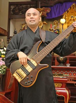 「音の鳴りがいい」という本堂で演奏する渡邊玄貴さん＝十日町市中条甲