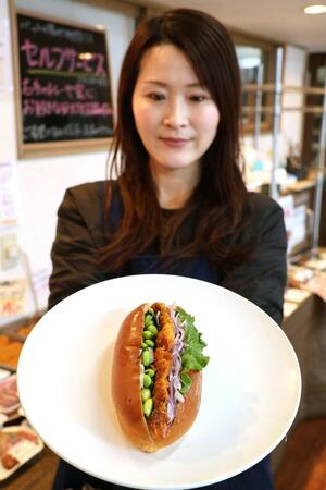 優秀賞を受賞した「鉄分爆弾!レバカツドッグ」。マネジャーの徳永江里子さん一推しの商品だ=十日町市西本町1