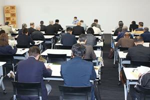 定数を上回る陣営が出席した魚沼市議選の立候補予定者説明会=魚沼市役所