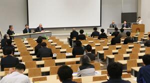 三条市立大学で行われた素形材産業に関する意見交換。学生や経営者らが、ものづくりの未来を語り合った=三条市上須頃