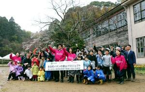 　千葉県多古町高津原地区の廃校の前で写真に納まる参加者ら＝２日