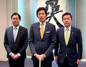 取材に応じる自民党の小林政調会長(中央)ら=14日午後、徳島市
