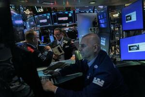 ニューヨーク証券取引所のトレーダー=12日(ロイター=共同)