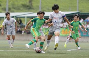 帝京長岡高-大津高 ゴール前でボールをキープする帝京長岡高のMF水川昌志=長岡市