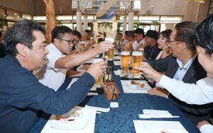 ビアテラスで乾杯し夕涼みを楽しむ人たち=長岡市台町2のホテルニューオータニ長岡