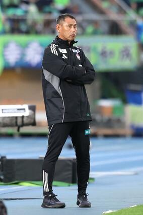 湘南-新潟 後半、戦況を見つめる入江徹監督=レモンガススタジアム平塚