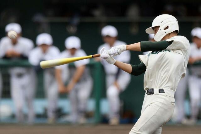 小千谷－新発田農　７回新発田農１死、遠山剣臣が左翼フェンス直撃の安打を放つ＝新発田市五十公野運動公園野球場