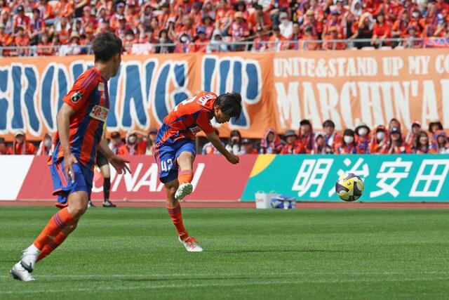 新潟－横浜Ｍ　前半、ミドルシュートを打つＤＦ橋本健人＝ビッグスワン