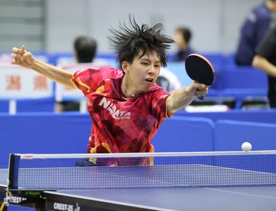 卓球少年男子　山形を相手にシングルスを戦う山岸駿＝滋賀県野洲市