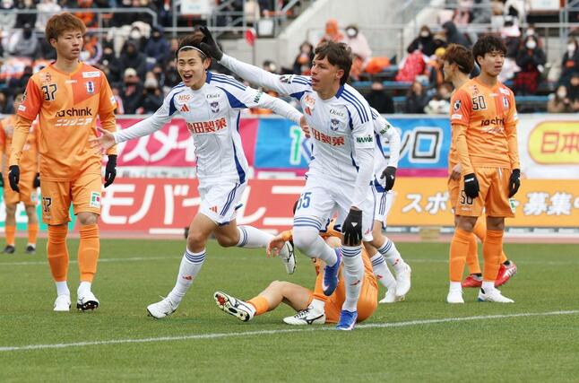 前半３分、新潟のマテウス・モラエスが頭で押し込み１－０＝松山市