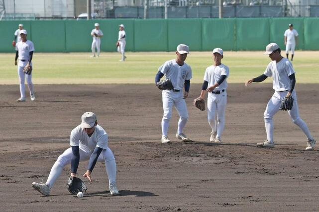 中越が大阪入り後初練習。シートノックをする中越の選手たち＝８月２日、兵庫県明石市二見町の三菱重工Ｗｅｓｔグラウンド