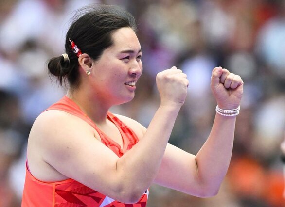 女子やり投げ予選で、１投目に６２メートル５８をマークしガッツポーズをする北口榛花。決勝進出を決めた＝パリ郊外（共同）