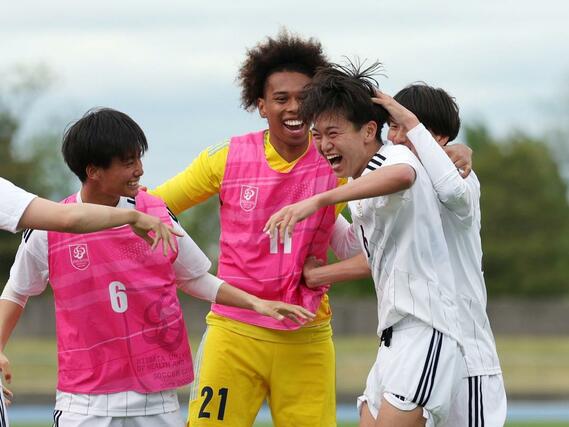 延長後半、勝ち越しゴールを決めた新潟医福大のＤＦ向井俊貴（右から２人目・６）が、チームメートの祝福を受ける＝新発田市五十公野運動公園陸上競技場