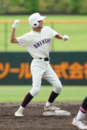 5回新潟商1死一・二塁、倉島が適時二塁打を放つ