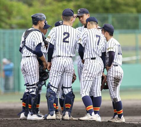 敦賀気比－帝京長岡　ピンチでマウンドに集まる帝京長岡の選手たち＝福井フェニックススタジアム