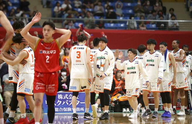 岩手－新潟　試合後、ハイタッチやハグをする新潟の選手ら＝５月１８日、盛岡タカヤアリーナ