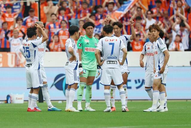 福岡－新潟　前半、逆転を許し円陣を組む新潟の選手たち＝６月２１日、福岡市のベスト電器スタジアム