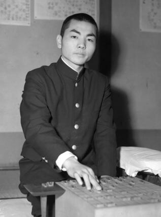 学生服姿の加藤一二三さん＝１９５７年１２月