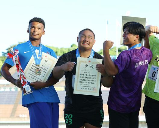 男子砲丸投げ決勝　２位となった開志国際の田村凪（中央）＝福岡市