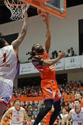 新潟－埼玉　第４クオーター、シュートを決めるネルソン＝アオーレ長岡（長岡支社・中里一也）