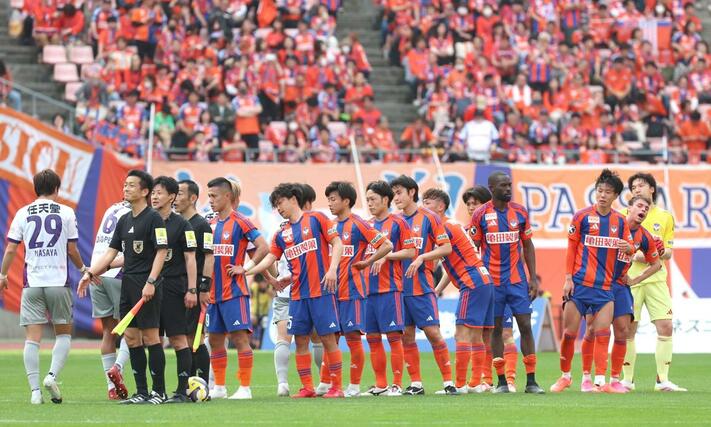 サッカーＪ１　新潟－京都　京都に逆転負けを喫し、肩を落とす新潟の選手たち＝デンカビッグスワン