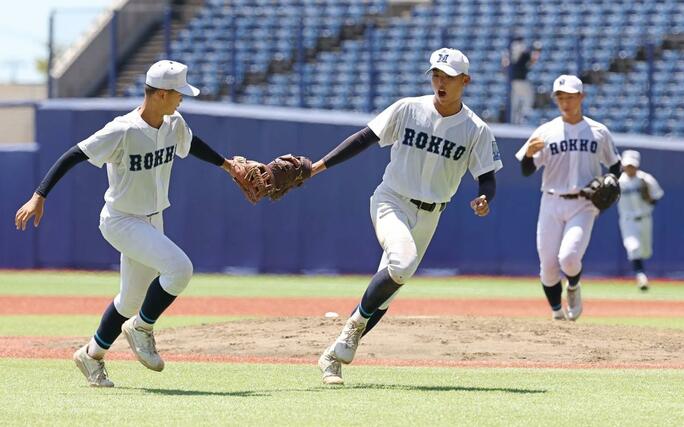 中越ー六日町　８回を三者凡退で抑え、グラブタッチする六日町の主戦・佐藤球士（手前右）＝ハードオフ・エコスタジアム