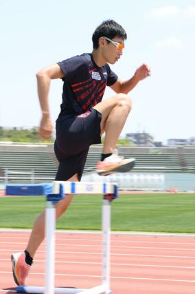 練習する男子１１０メートル障害の町亮汰＝新潟市陸上競技場