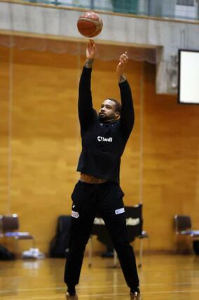 品川戦に向け練習するフェルプス。前回岐阜戦では１５得点の活躍。「リラックスしてシュートできた」と語った＝弥彦村