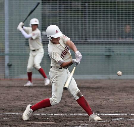 長岡工－糸魚川　５回、レフトスタンドに３ランを放った糸魚川の齋藤昴＝１２日、柏崎市佐藤池球場