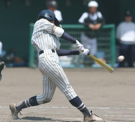 新潟江南－村上　９回新潟江南　２死一、二塁、５番五十嵐碧がサヨナラとなる適時打を放つ＝新発田市の五十公野
