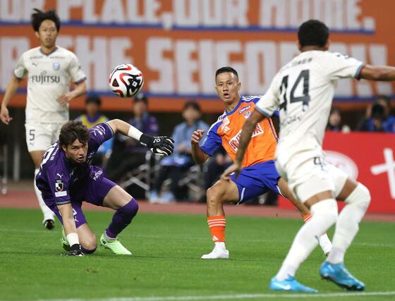 前半、シュートを放つFW小野裕二=デンカビッグスワン