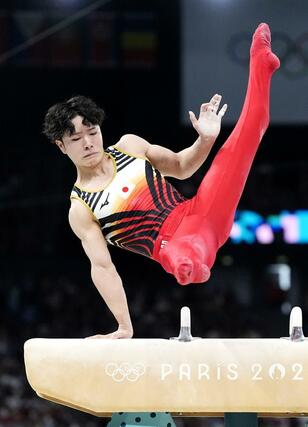 男子個人総合決勝　岡慎之助のあん馬＝パリ（共同）