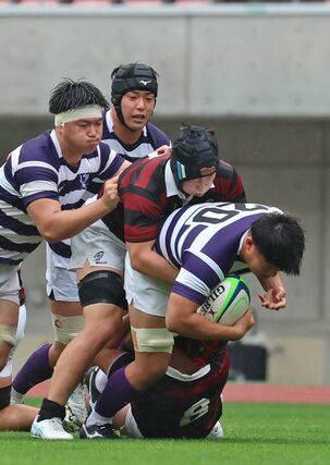 明大－早大　後半、攻め上がる明大の中川功己（山潟中出・左から４人目）と稲村心（新潟工高出・同２人目）＝ビッグスワン