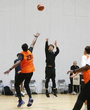 岡山戦に向けて練習する五十嵐圭＝長岡市