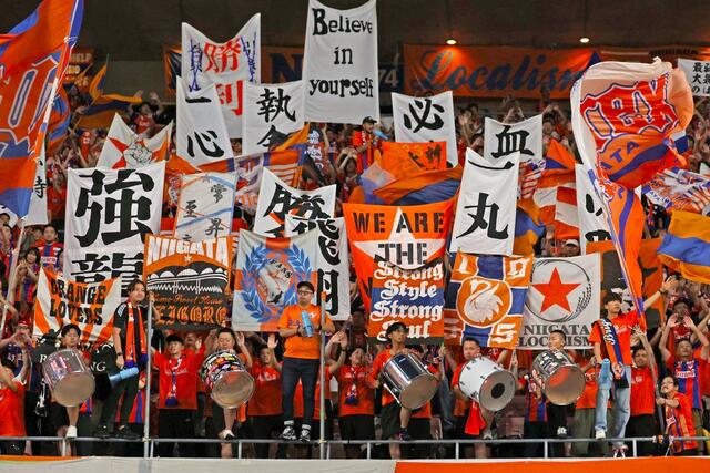 新潟－清水　試合前、声援を送る新潟サポーター＝１３日、デンカビッグスワン