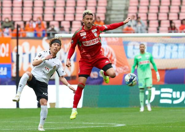 後半、相手と競り合うDF舞行龍ジェームズ=ビッグスワン
